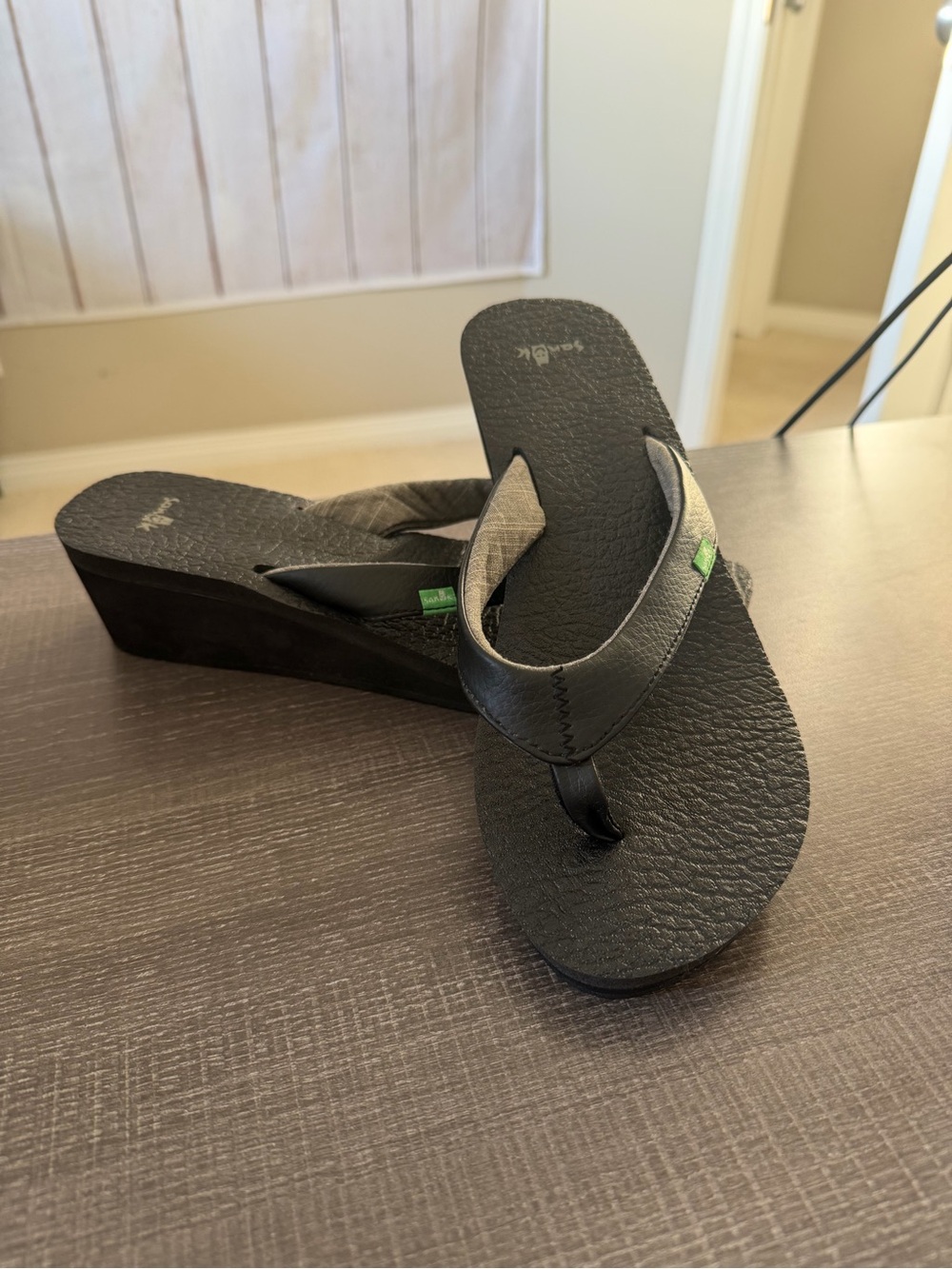 Sanuk Yoga Mat Wedge Flip Flops Black Women's Size 9 NWOT